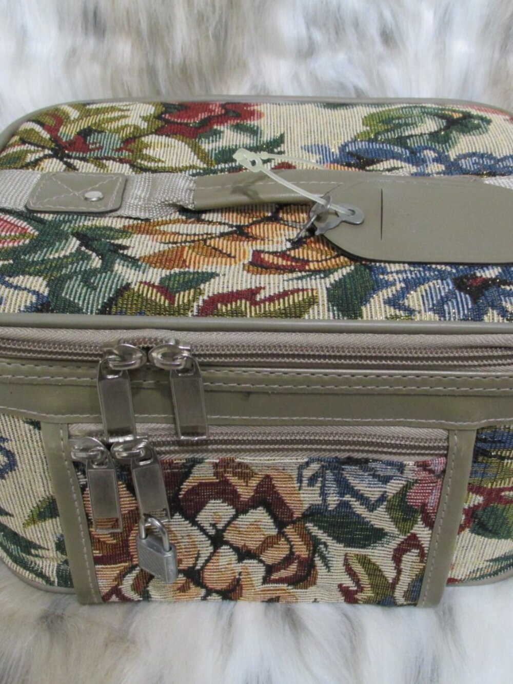 P2958-NWOT Floral Tapestry Train Case w Lock + 2 Keys & Shoulder Strap
